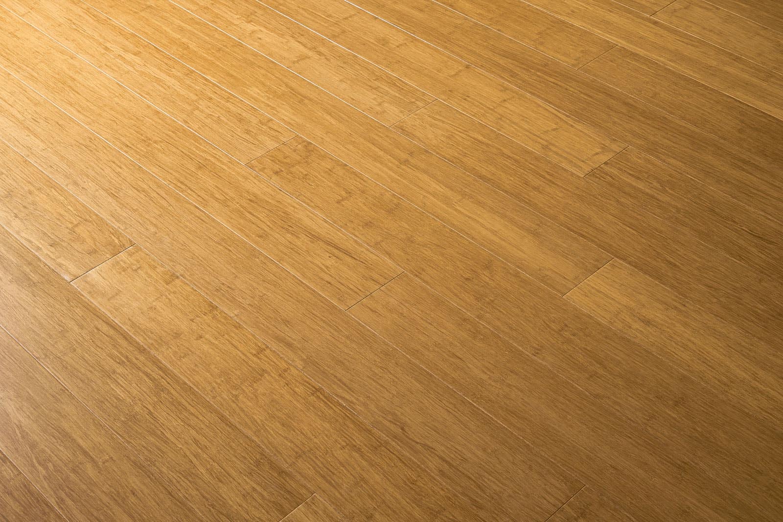 Massiivibambulattia – vaaleasti karbonisoitu sävy, Treffert UV-lakka, kuva 1